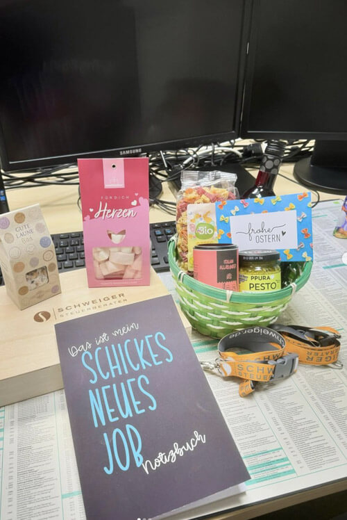 Am Schreibtisch einer neuen Mitarbeiterin der Steuerkanzlei Schweiger warten Geschenke
